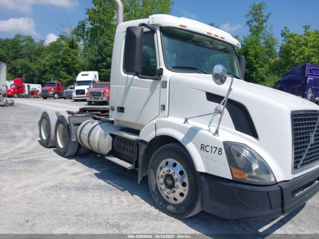  Salvage Volvo Vn