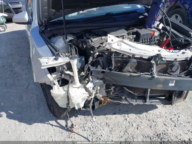 Toyota Camry Le Image 12