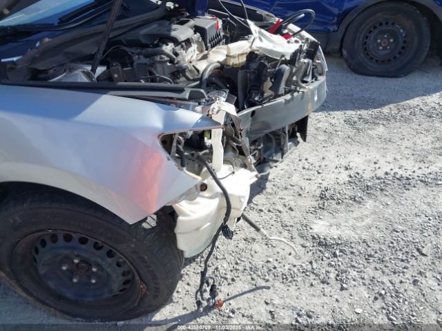 Toyota Camry Le Image 3