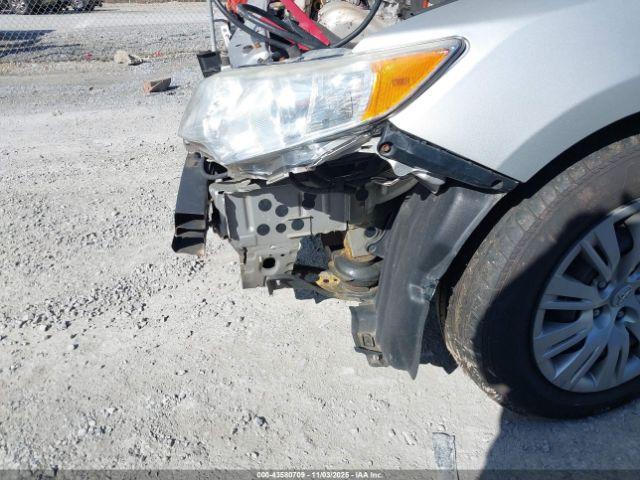 Toyota Camry Le Image 13