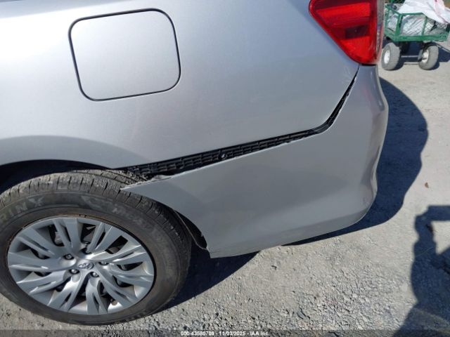 Toyota Camry Le Image 15