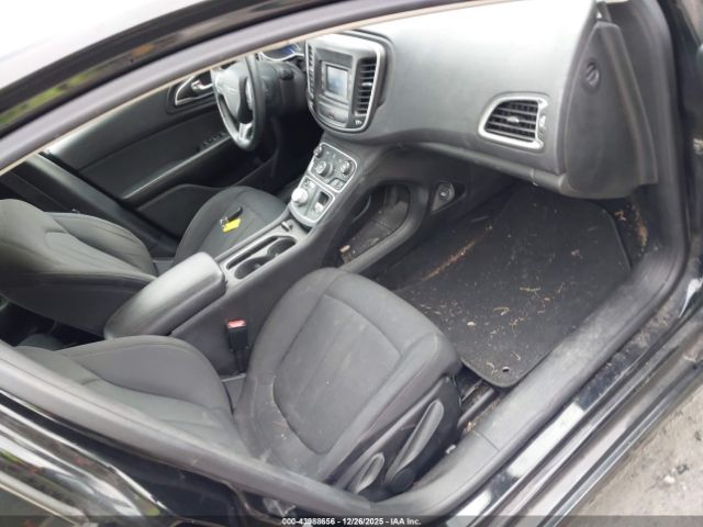 Chrysler 200 Limited Image 2