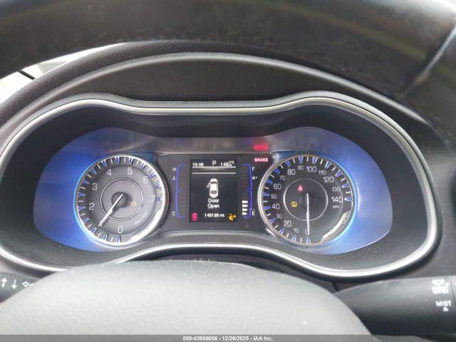 Chrysler 200 Limited Image 4