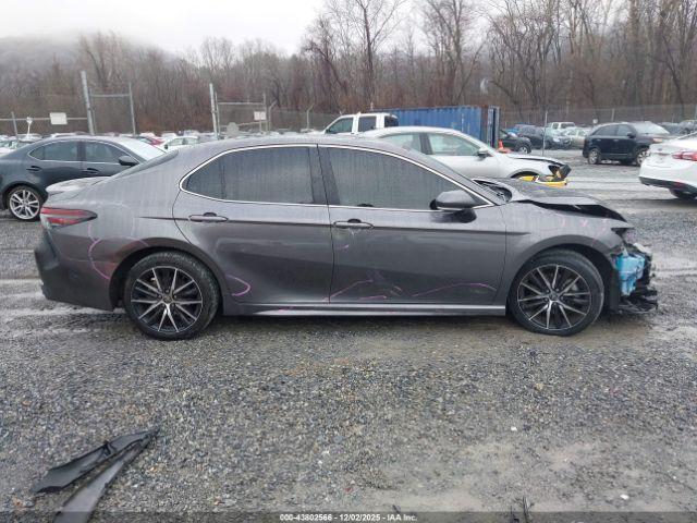 Toyota Camry Se Image 17