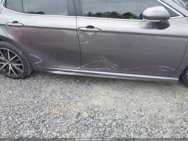 Toyota Camry Se Image 18