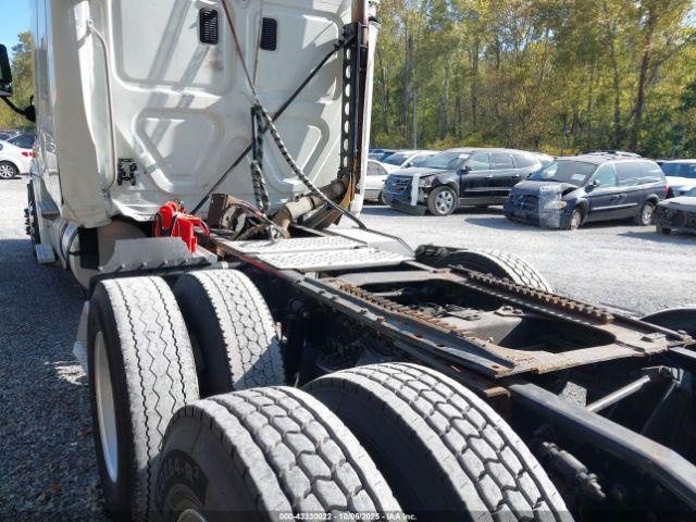 Freightliner Cascadia 125 Image 7