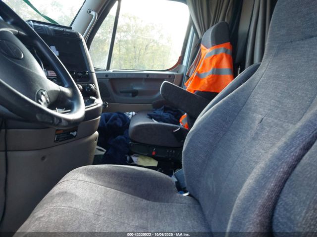 Freightliner Cascadia 125 Image 13