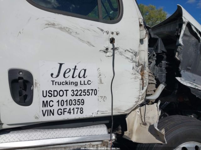 Freightliner Cascadia 125 Image 12