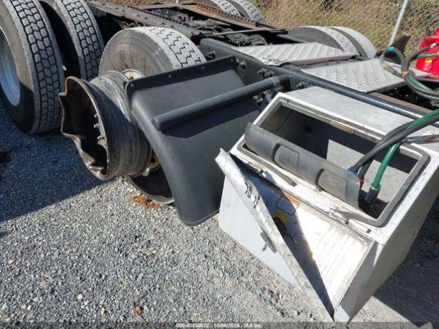 Freightliner Cascadia 125 Image 10